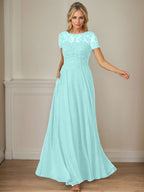 Robe en mousseline de soie bleu marine foncé, coupe trapèze, col bateau et sequins 