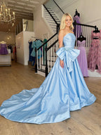 Vestido largo de fiesta de tafetán sin tirantes, corte en A, con abertura