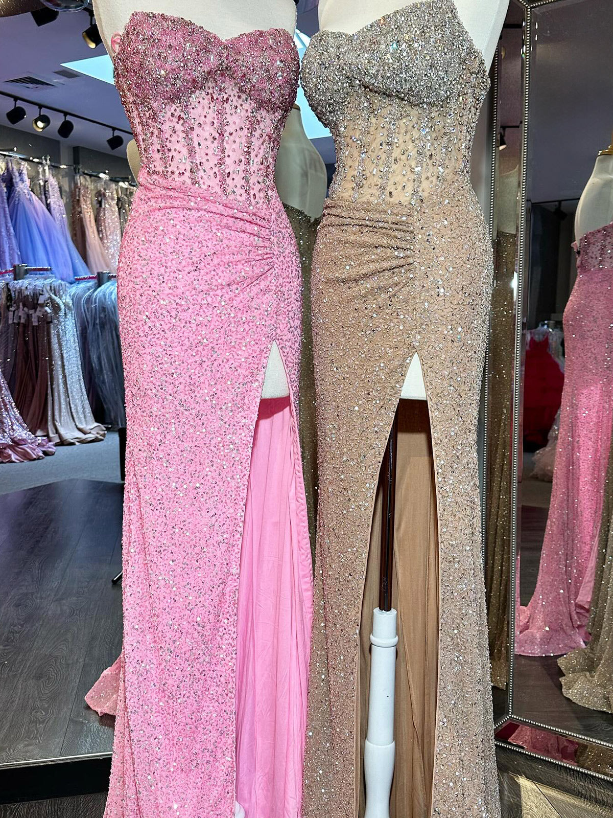 Aeliana | Vestido largo de sirena rosa sin tirantes con lentejuelas y abertura