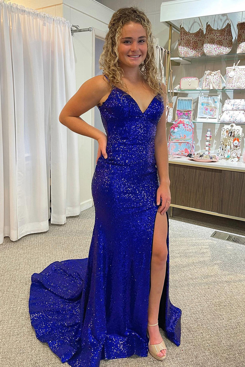 Robe de bal longue sirène à fines bretelles et sequins bleu roi, fendue sur le devant