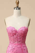 Robe de bal longue en dentelle à corset et décolleté cœur, fendue.