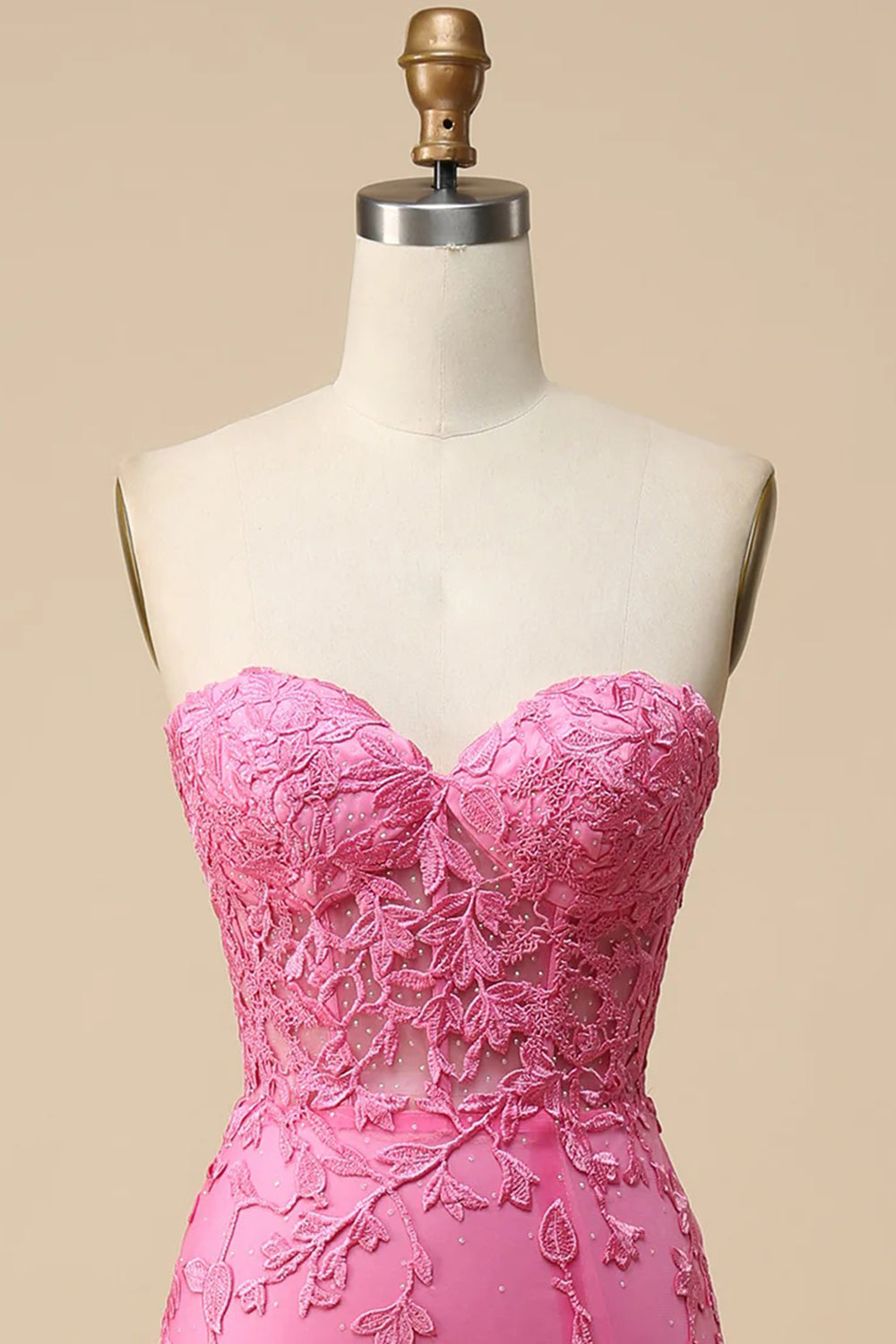 Robe de bal longue en dentelle à corset et décolleté cœur, fendue.
