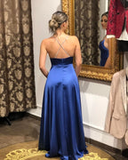 Vestido largo de fiesta azul marino con tirantes finos y abertura