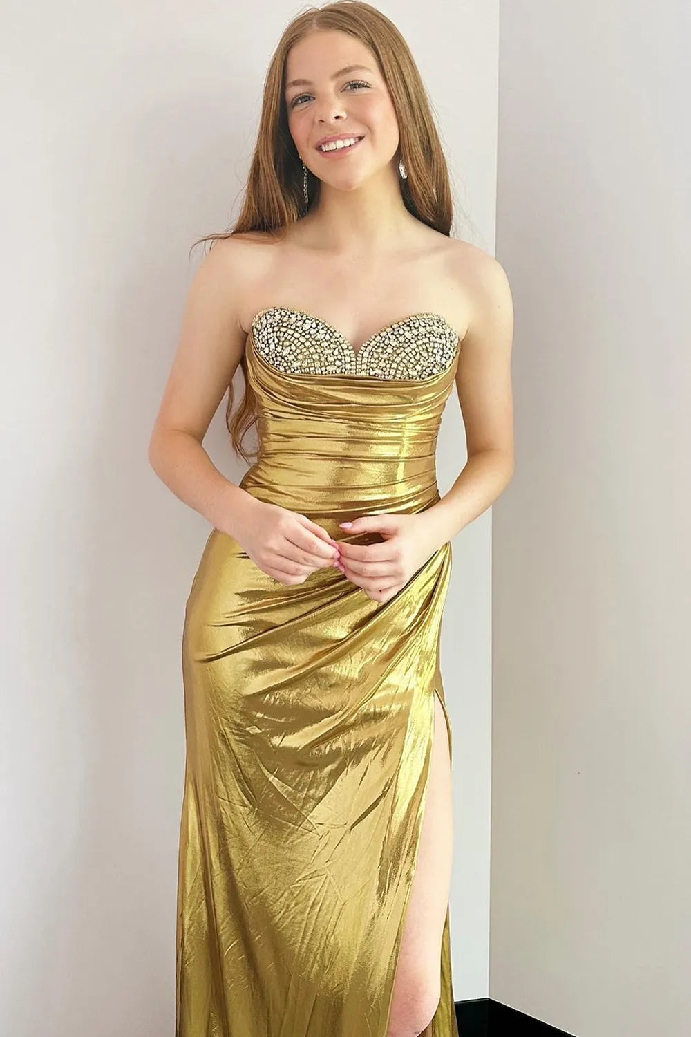 Vestido largo de sirena plateado metálico sin tirantes con pedrería