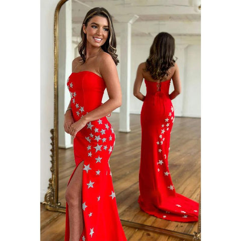 Robe de bal longue rouge fendue sur le côté, sans bretelles et perles