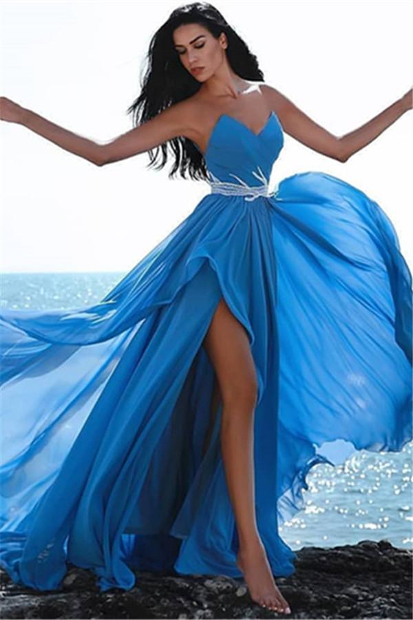 Vestidos de noche azules asequibles con escote corazón y abertura lateral con cristales