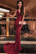 Vestido de fiesta largo de sirena color burdeos, asequible, con lentejuelas, escote halter y abertura.