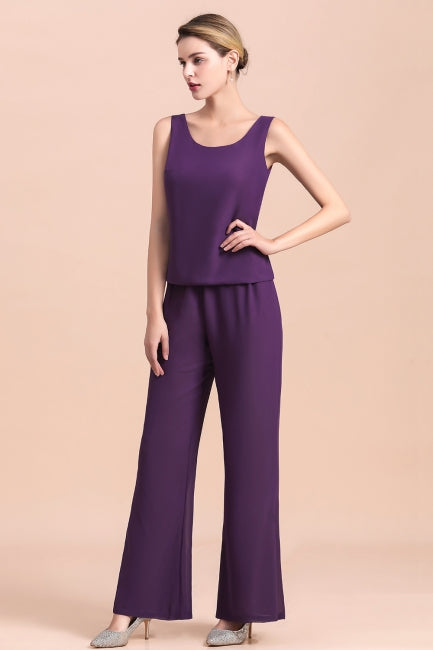 Mono de gasa color uva con tirantes, cuentas y drapeado, ideal para la madre de la novia. Disponible online.
