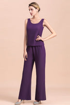 Mono de gasa color uva con tirantes, cuentas y drapeado, ideal para la madre de la novia. Disponible online.