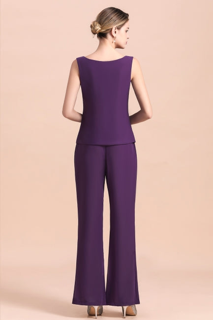 Mono de gasa color uva con tirantes, cuentas y drapeado, ideal para la madre de la novia. Disponible online.