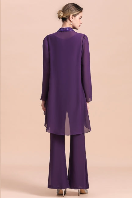 Mono de gasa color uva con tirantes, cuentas y drapeado, ideal para la madre de la novia. Disponible online.