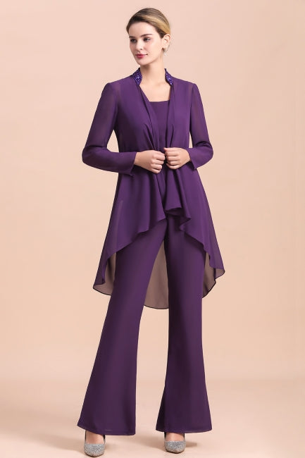 Mono de gasa color uva con tirantes, cuentas y drapeado, ideal para la madre de la novia. Disponible online.