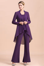 Mono de gasa color uva con tirantes, cuentas y drapeado, ideal para la madre de la novia. Disponible online.