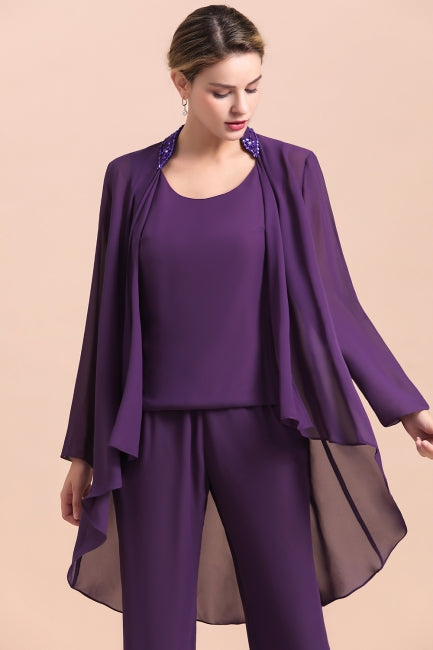 Mono de gasa color uva con tirantes, cuentas y drapeado, ideal para la madre de la novia. Disponible online.