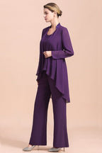 Mono de gasa color uva con tirantes, cuentas y drapeado, ideal para la madre de la novia. Disponible online.