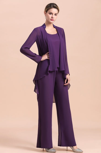 Mono de gasa color uva con tirantes, cuentas y drapeado, ideal para la madre de la novia. Disponible online.