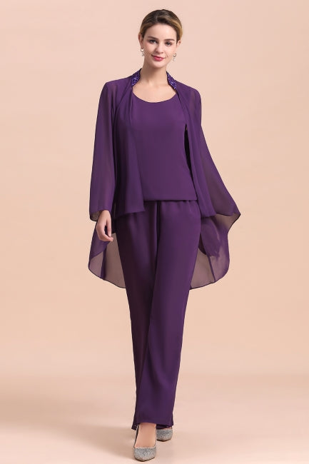 Mono de gasa color uva con tirantes, cuentas y drapeado, ideal para la madre de la novia. Disponible online.