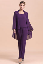Mono de gasa color uva con tirantes, cuentas y drapeado, ideal para la madre de la novia. Disponible online.