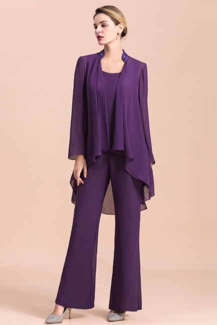 Mono de gasa color uva con tirantes, cuentas y drapeado, ideal para la madre de la novia. Disponible online.