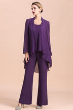 Mono de gasa color uva con tirantes, cuentas y drapeado, ideal para la madre de la novia. Disponible online.