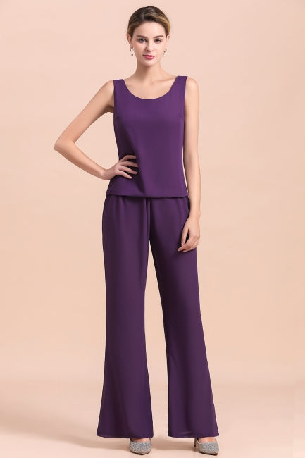 Mono de gasa color uva con tirantes, cuentas y drapeado, ideal para la madre de la novia. Disponible online.