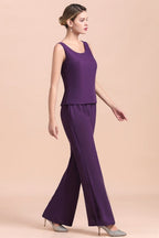Mono de gasa color uva con tirantes, cuentas y drapeado, ideal para la madre de la novia. Disponible online.