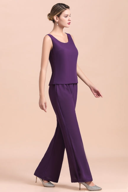 Mono de gasa color uva con tirantes, cuentas y drapeado, ideal para la madre de la novia. Disponible online.