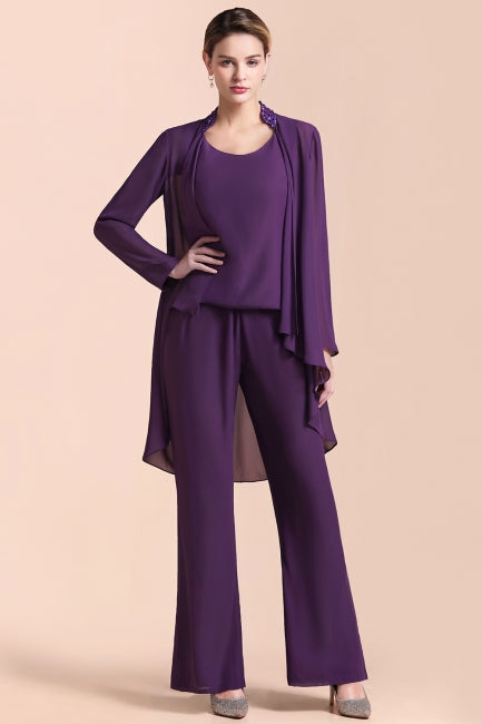 Mono de gasa color uva con tirantes, cuentas y drapeado, ideal para la madre de la novia. Disponible online.