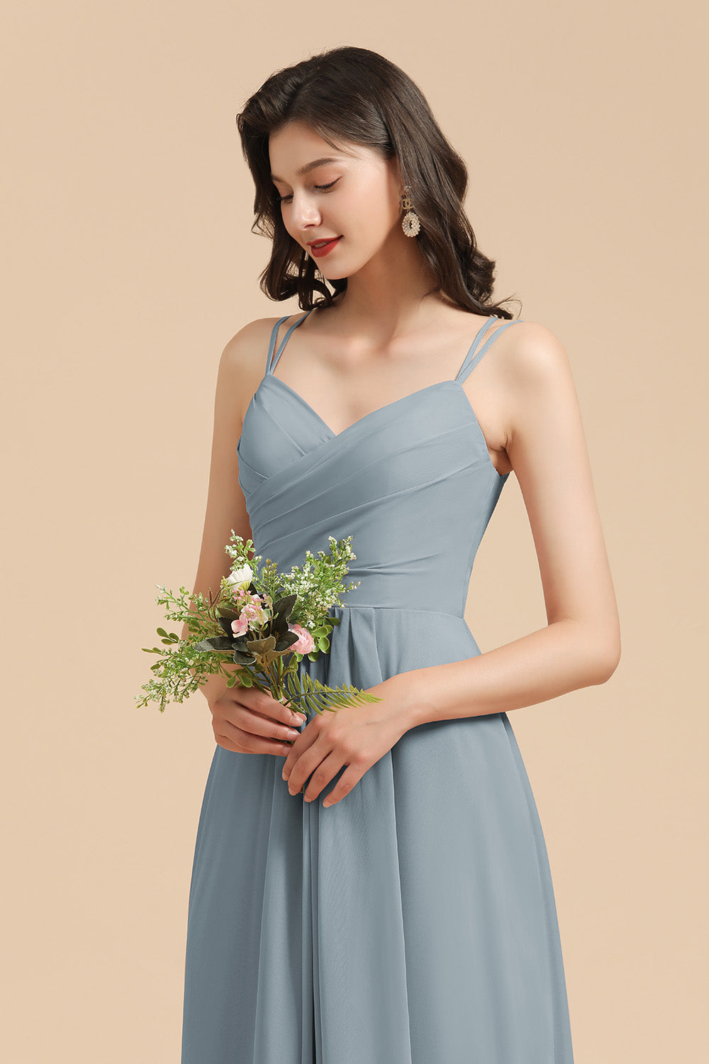 Robes de demoiselle d'honneur abordables en mousseline bleu poudré à col en V et volants 