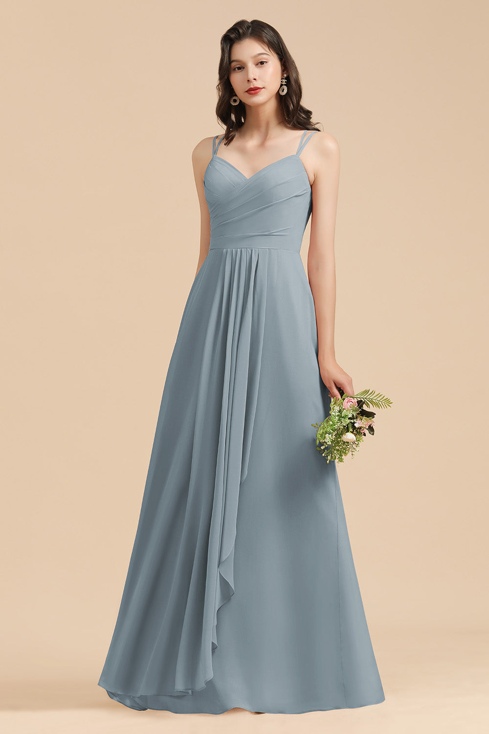 Vestidos de dama de honor de gasa azul grisáceo con volantes y escote en V a precios asequibles 