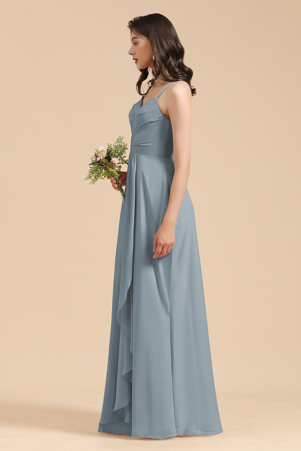 Robes de demoiselle d'honneur abordables en mousseline bleu poudré à col en V et volants 