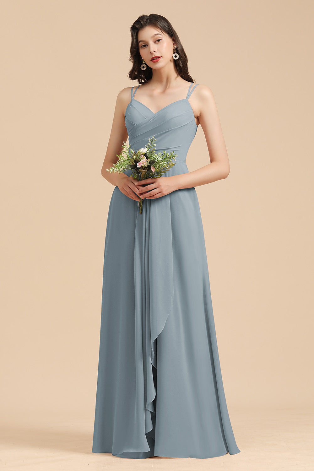 Robes de demoiselle d'honneur abordables en mousseline bleu poudré à col en V et volants 