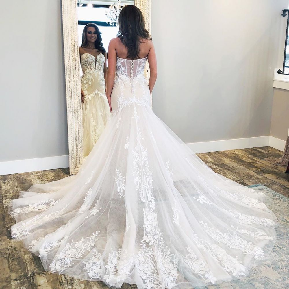 Vestidos de novia de encaje sin mangas con escote en V a precios asequibles