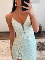 Ailsa | Vestido largo de sirena verde menta con tirantes finos, lentejuelas y abertura