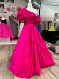 Alan | Vestido largo de fiesta fucsia de corte A con un solo hombro y mangas abullonadas