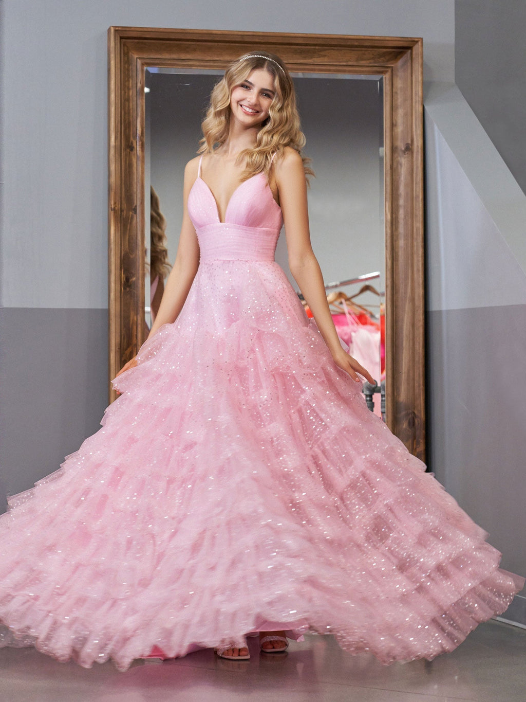 Alianna | Vestido de fiesta de tul rosa claro con tirantes finos y corte en A 