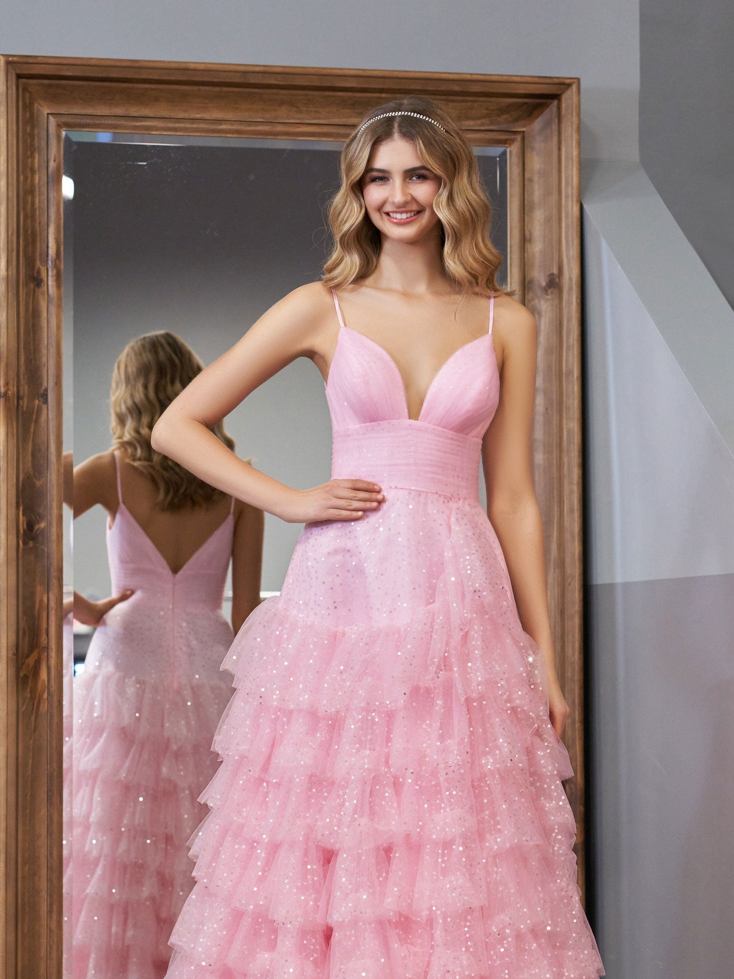 Alianna | Vestido de fiesta de tul rosa claro con tirantes finos y corte en A 