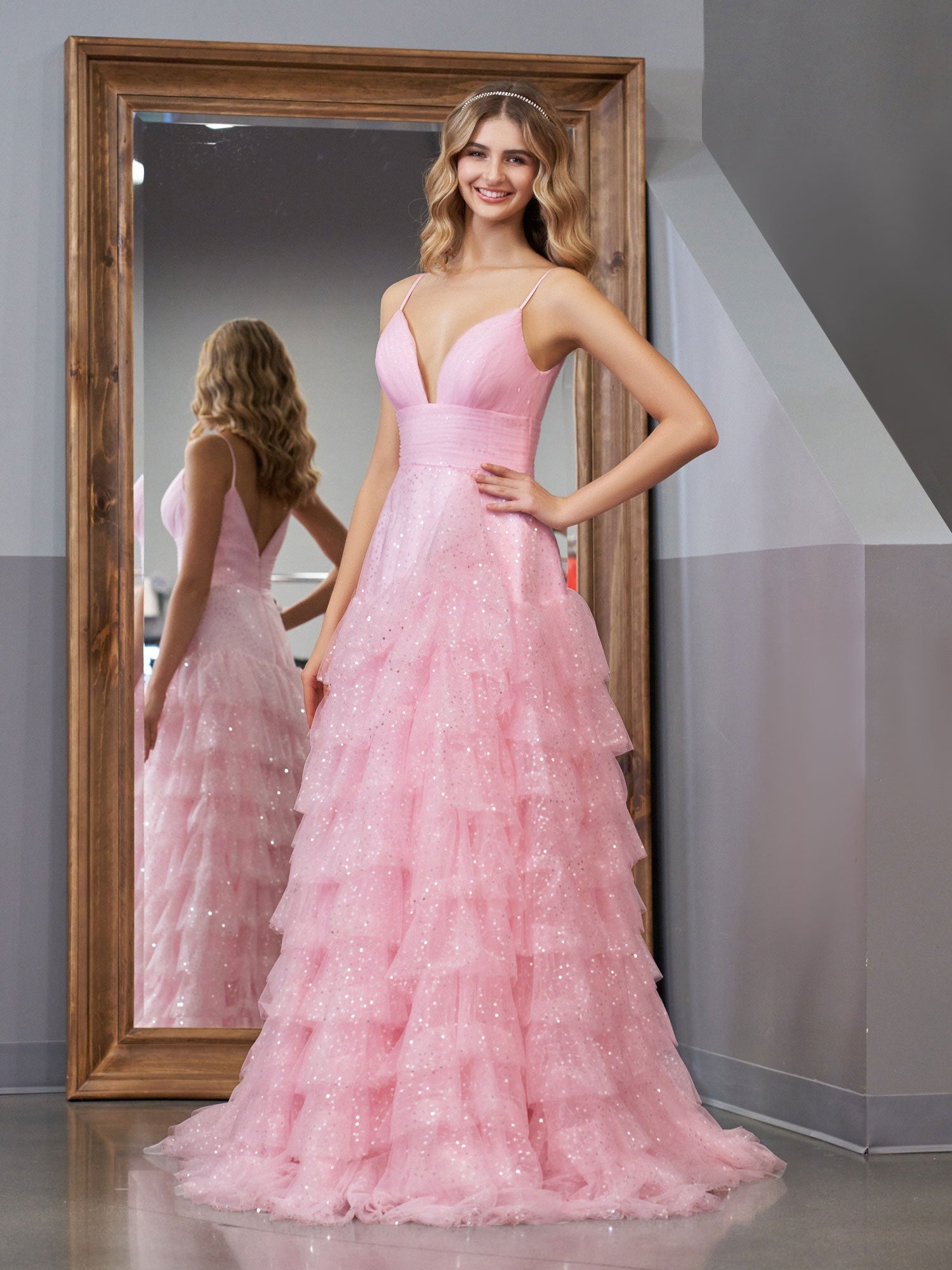 Alianna | Vestido de fiesta de tul rosa claro con tirantes finos y corte en A 