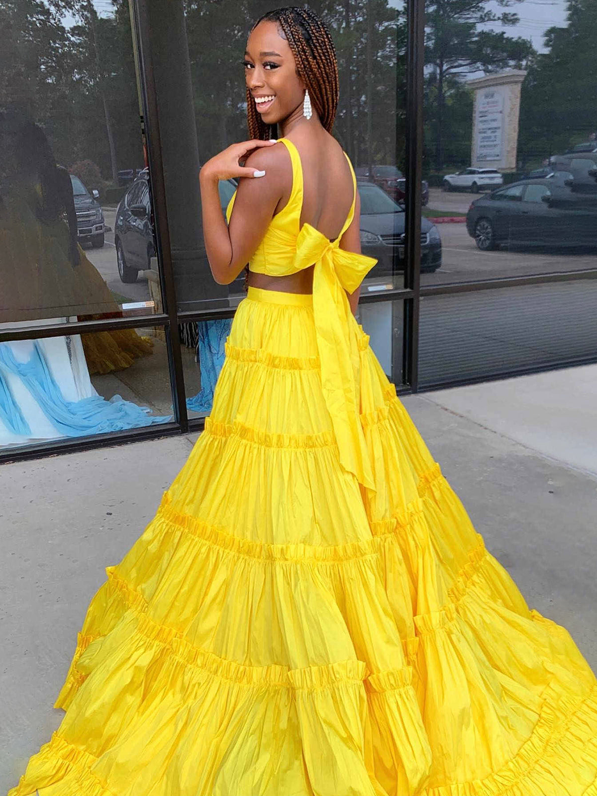 Aloe | Vestido de graduación de dos piezas de tafetán amarillo con escote en V y volantes, corte en A