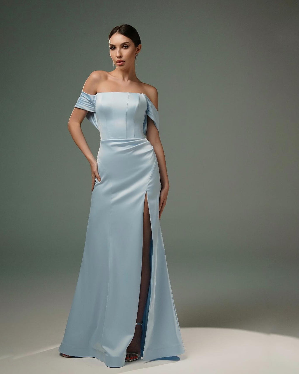 Impresionantes vestidos de graduación de satén corte A, sin mangas, con hombros descubiertos y abertura frontal.