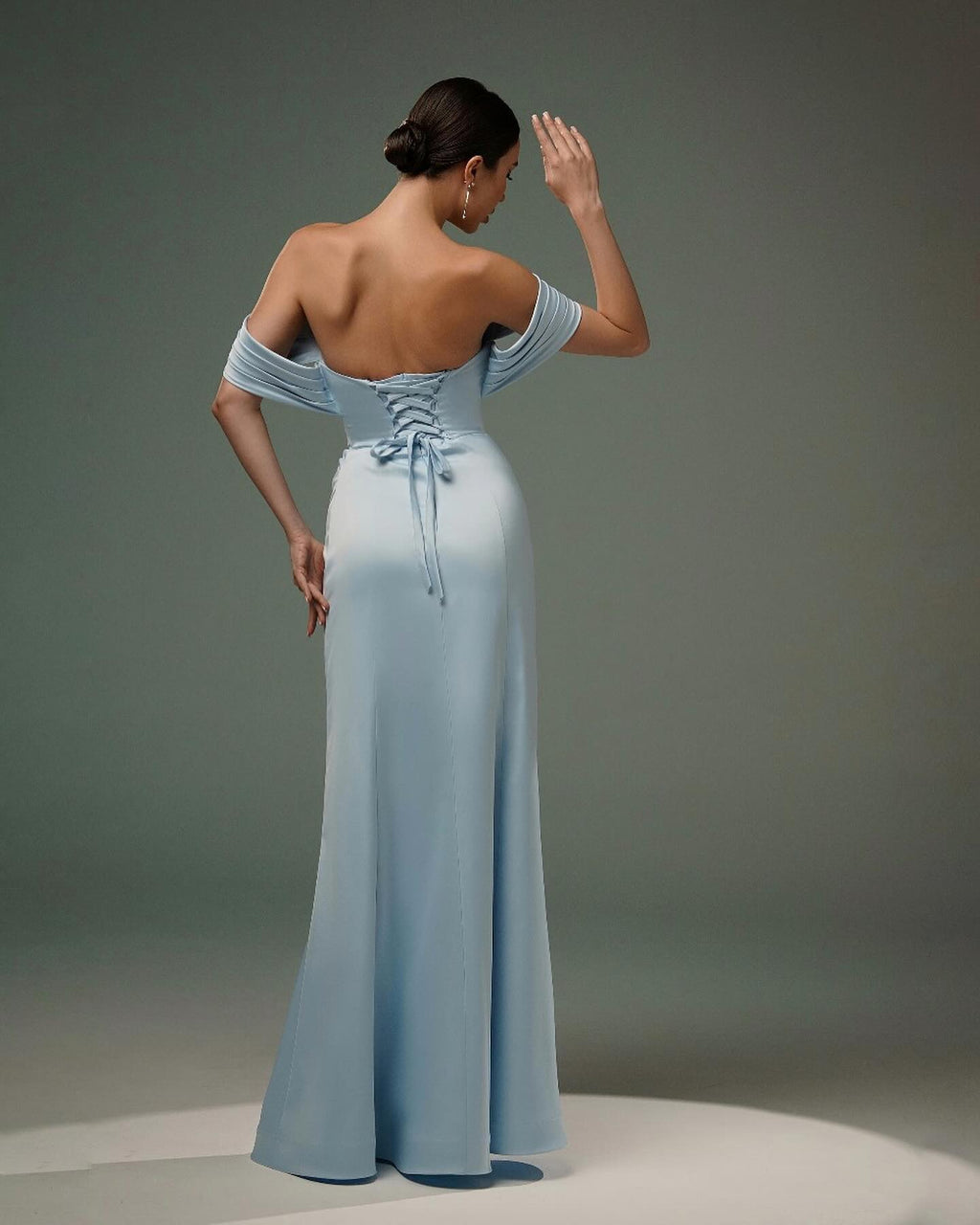 Impresionantes vestidos de graduación de satén corte A, sin mangas, con hombros descubiertos y abertura frontal.