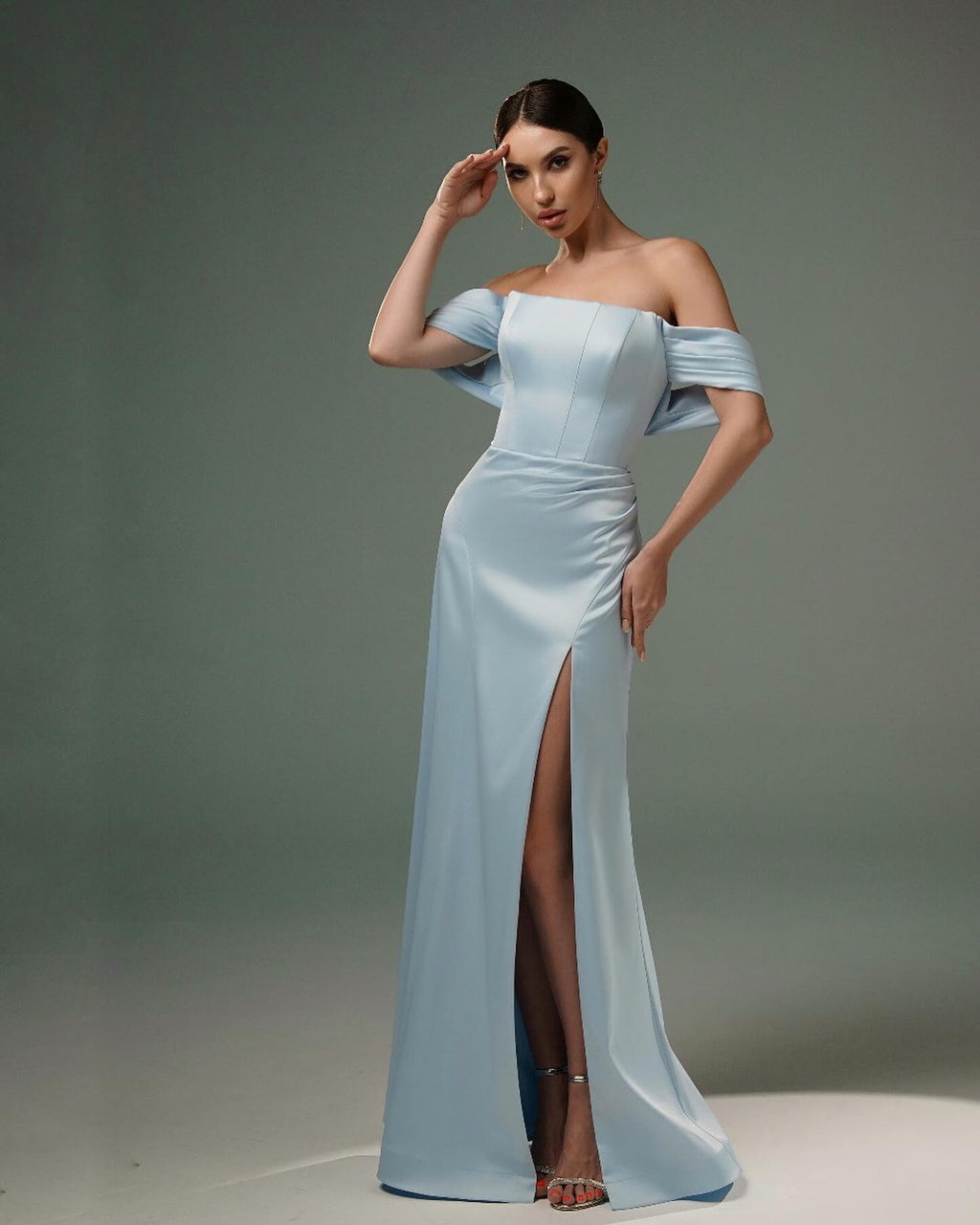 Impresionantes vestidos de graduación de satén corte A, sin mangas, con hombros descubiertos y abertura frontal.