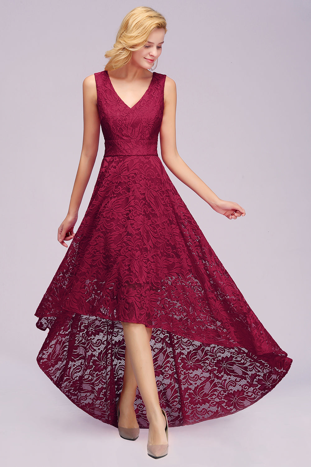 Magnifique robe de demoiselle d'honneur en dentelle sans manches, coupe trapèze et col en V