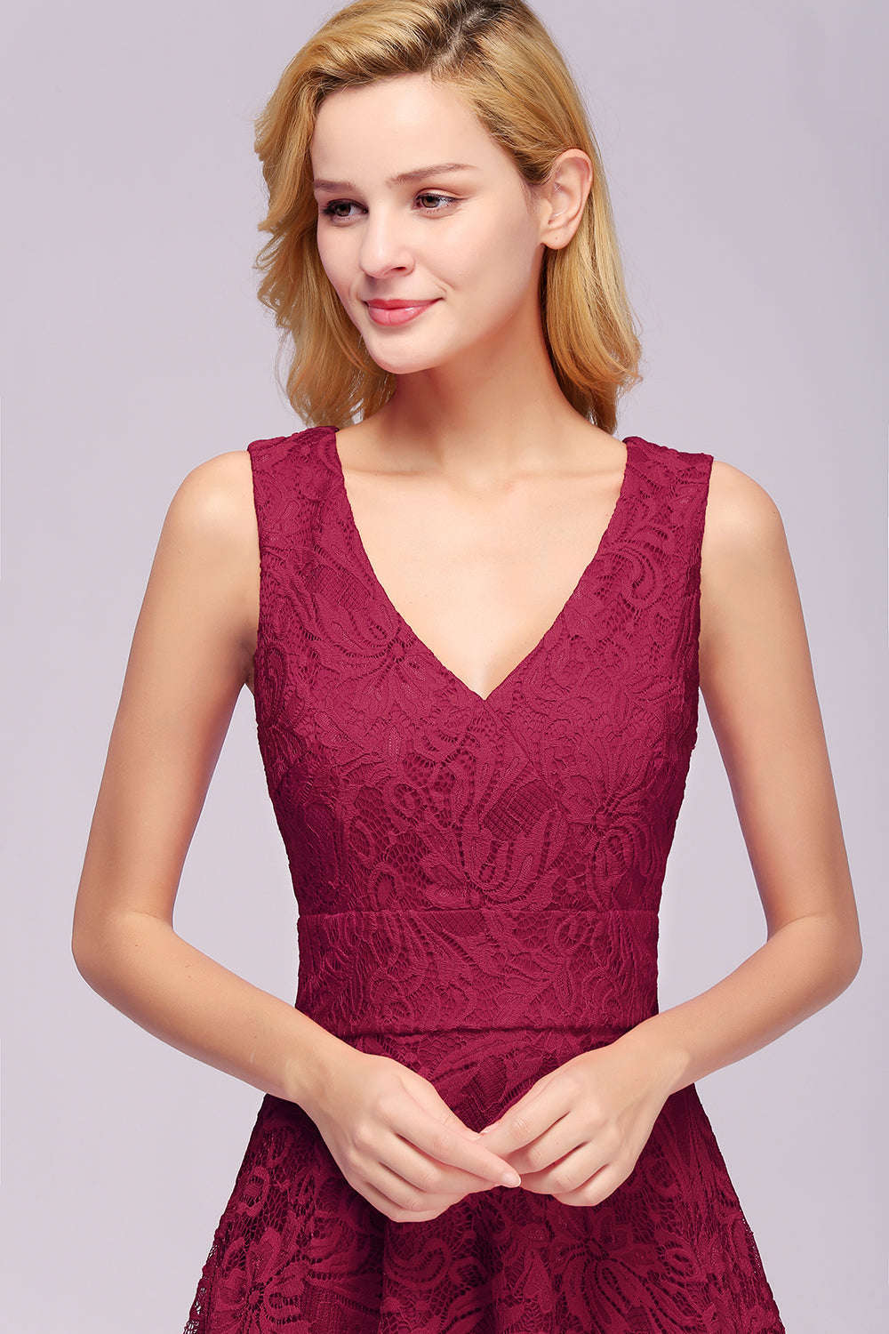 Magnifique robe de demoiselle d'honneur en dentelle sans manches, coupe trapèze et col en V