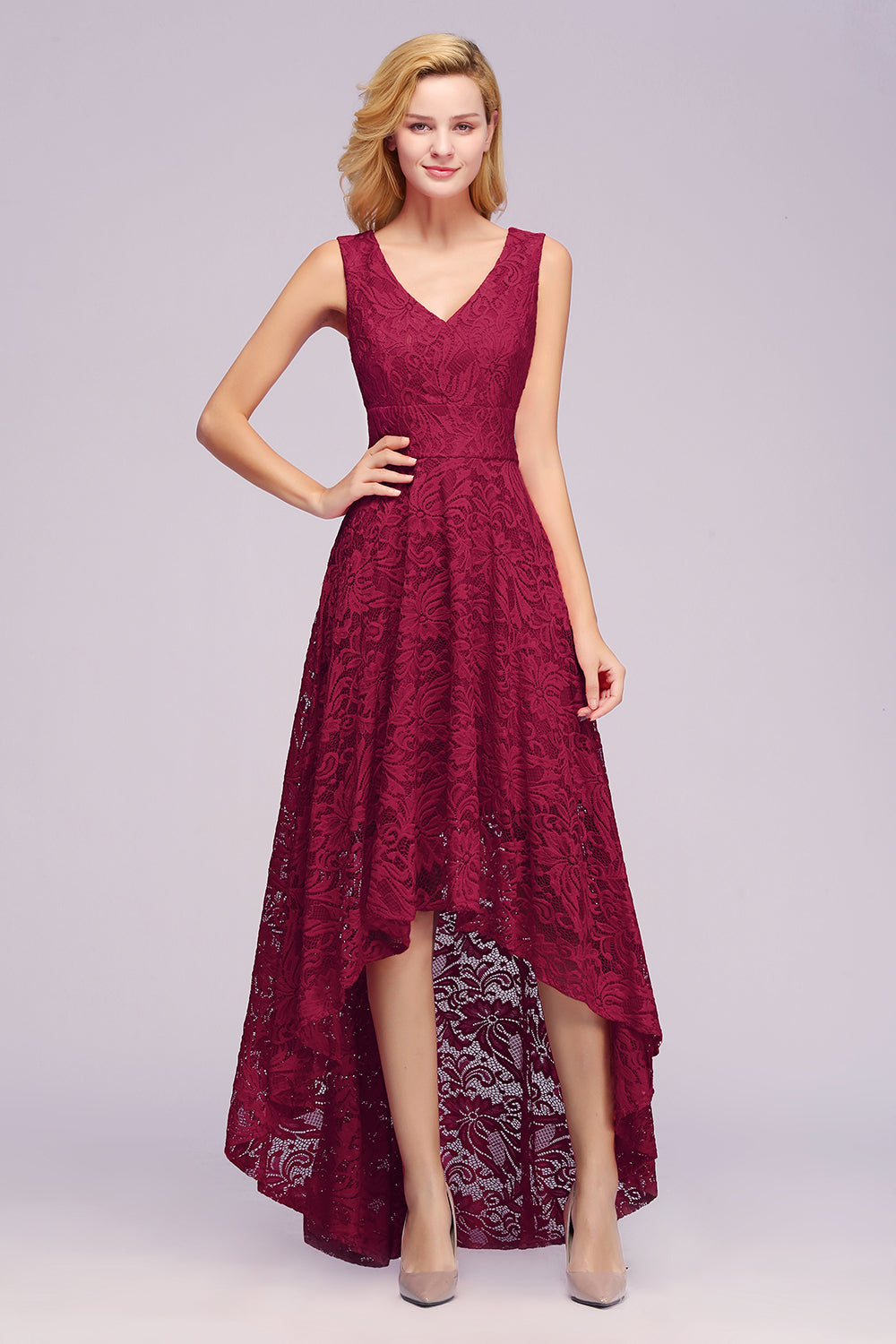 Impresionante vestido de dama de honor de encaje sin mangas con escote en V y corte en A