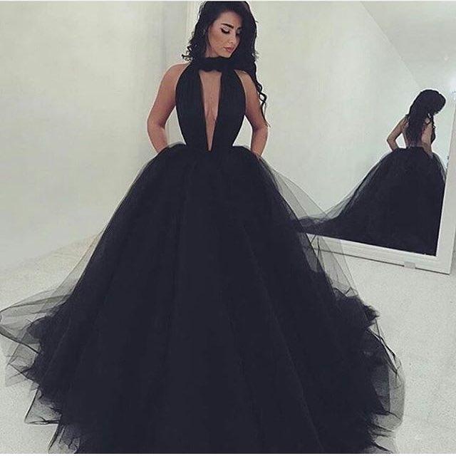 Impresionantes vestidos de gala de tul negro con escote en V