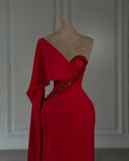 Impresionante vestido de fiesta rojo de gasa con un solo hombro y mangas cortas, adornado con pedrería.