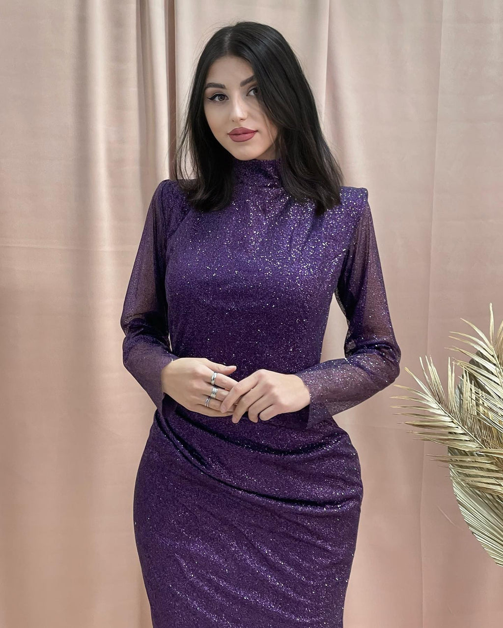 Impresionantes vestidos de fiesta de satén con lentejuelas, cuello alto, manga larga y corte columna.