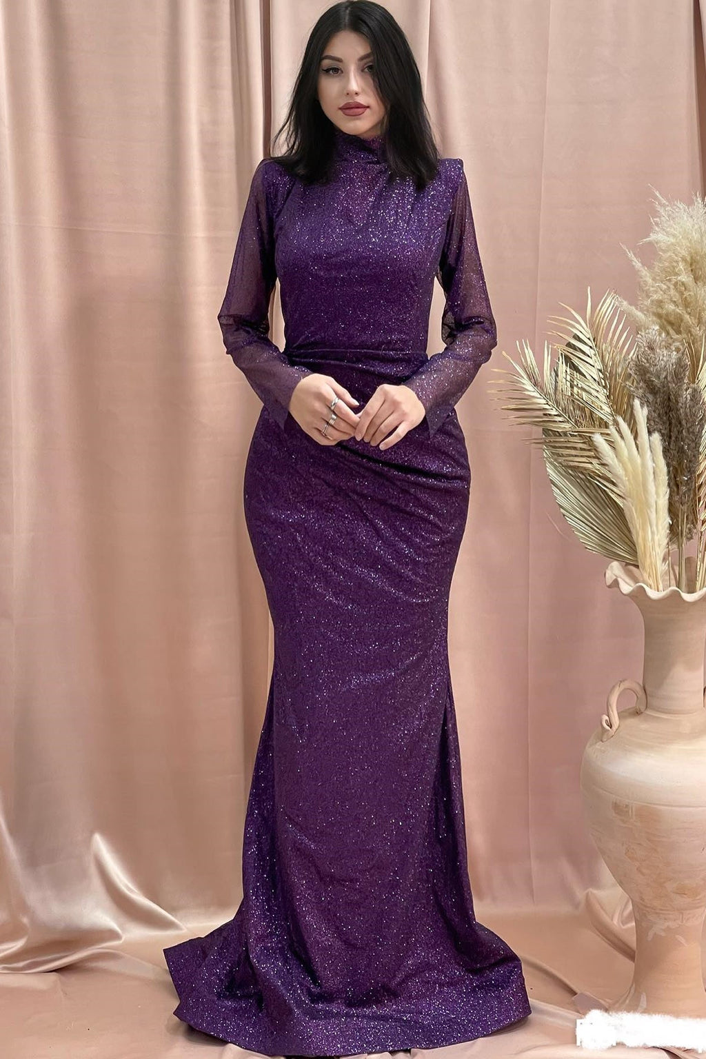 Impresionantes vestidos de fiesta de satén con lentejuelas, cuello alto, manga larga y corte columna.