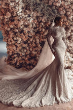 Impresionante vestido de novia largo blanco de encaje columna, cuello alto, manga larga y apliques con cola